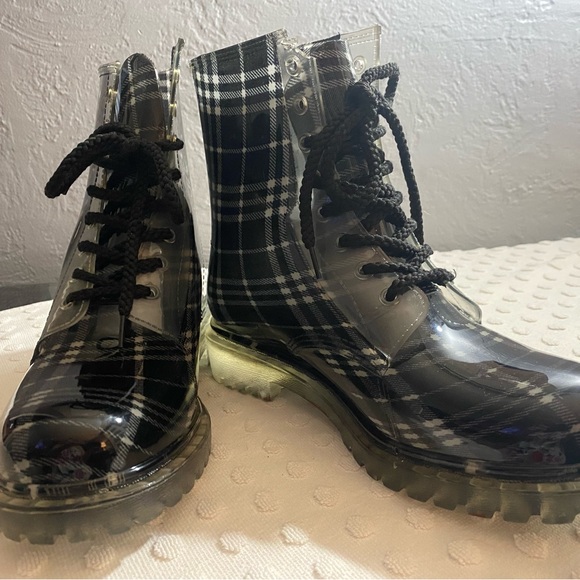 DIRTY LAUNDRY BY CHINESE LAUNDRY WOMEN'S ROADIE RAIN BOOT - Picture 14 of 16